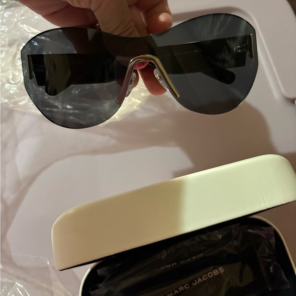 NWOT Marc Jacobs Sleek Black Sunglasses